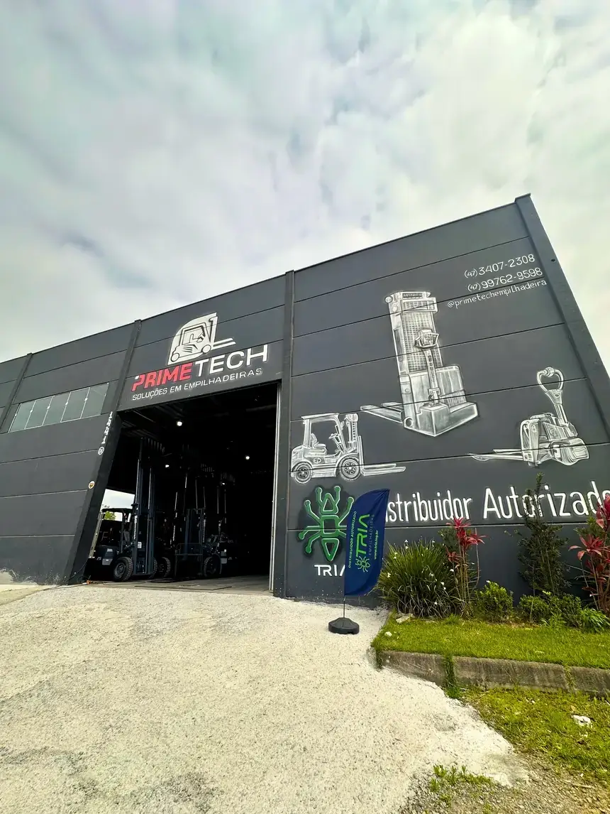 Fachada da filial da Primetech, com o logotipo, desenhos de empilhadeiras e a inscrição Distribuidor Autorizado